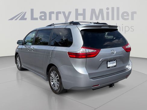 Used 2018 Toyota Sienna XLE FWD image 3