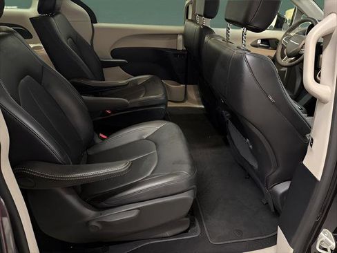 Used 2024 Chrysler Pacifica Select image 17