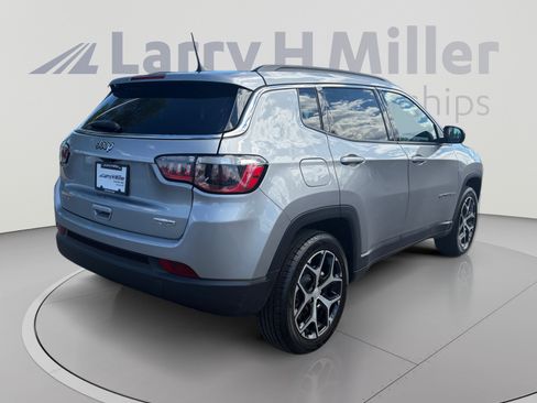 Used 2024 Jeep Compass Latitude AWD/4WD image 5