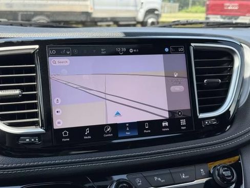 Used 2025 Chrysler Pacifica Limited FWD image 30