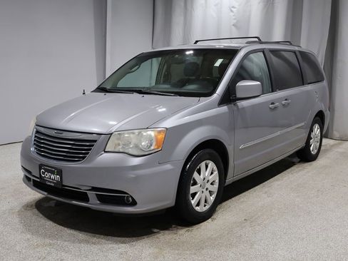 Used 2014 Chrysler Town & Country Touring image 7
