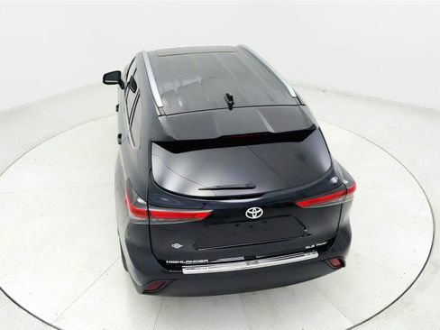 Used 2020 Toyota Highlander XLE AWD/4WD image 16