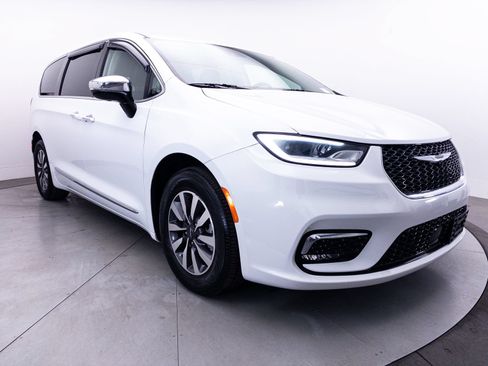 Used 2023 Chrysler Pacifica Limited w/ Uconnect Theater Family Group FWD image 15