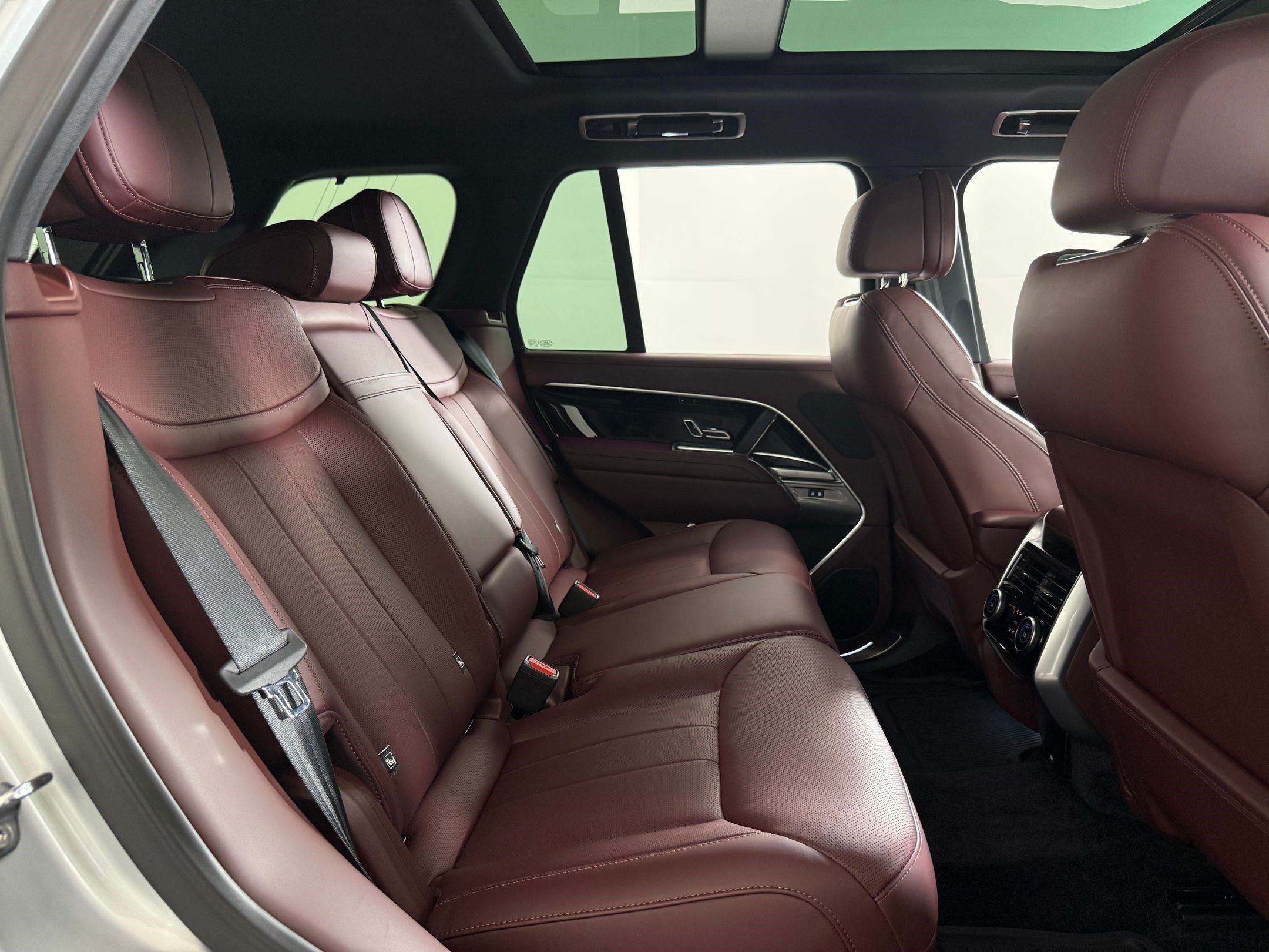 Certified 2025 Land Rover Range Rover SE AWD/4WD image 27