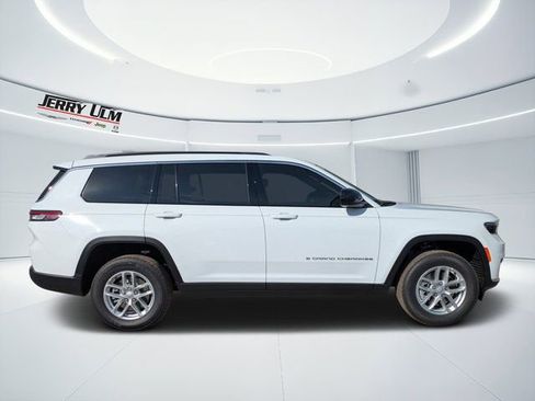 New 2025 Jeep Grand Cherokee L Laredo image 2