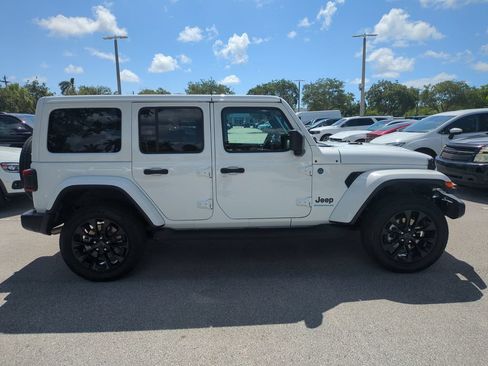 Used 2025 Jeep Wrangler Unlimited Sahara AWD/4WD image 5