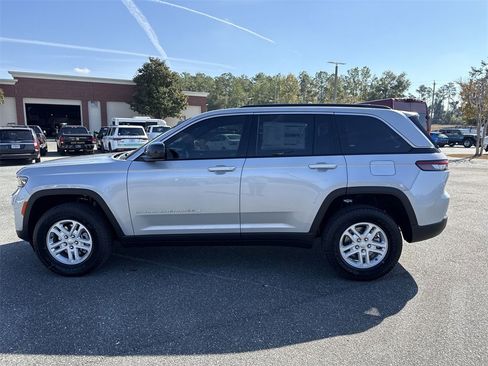New 2025 Jeep Grand Cherokee Laredo image 6