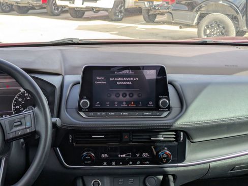 Used 2023 Nissan Rogue SV image 16