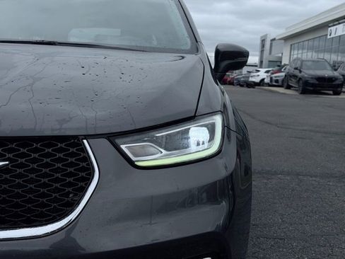 Used 2023 Chrysler Pacifica Touring-L FWD image 3