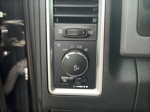Used 2019 RAM 1500 Classic SLT AWD/4WD image 10