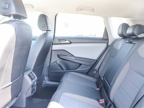 Used 2022 Volkswagen Taos SE image 16