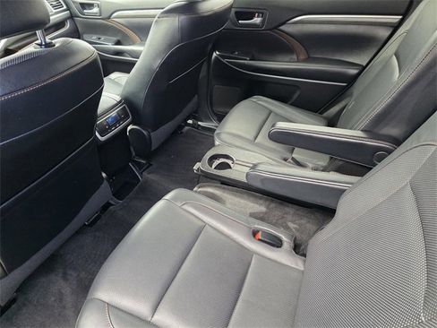 Used 2018 Toyota Highlander Limited image 21