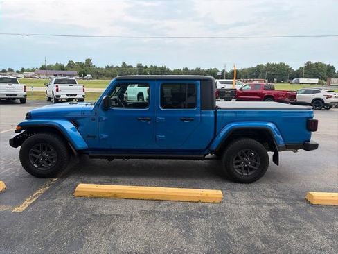 Used 2024 Jeep Gladiator Sport AWD/4WD image 3