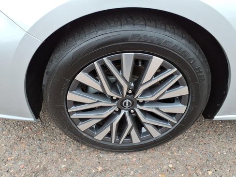 Used 2024 Nissan Altima 2.5 SV FWD image 9