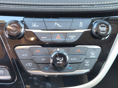 Used 2023 Chrysler Pacifica Touring-L image 21