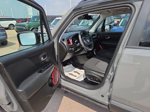 Used 2022 Jeep Renegade Trailhawk AWD/4WD image 17