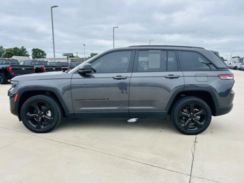 Used 2023 Jeep Grand Cherokee Limited w/ Black Appearance Package AWD/4WD image 39