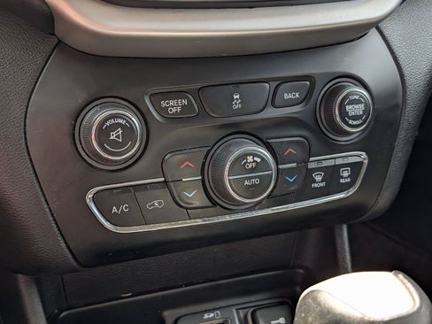 Used 2015 Jeep Cherokee Trailhawk w/ Comfort/Convenience Group AWD/4WD image 18
