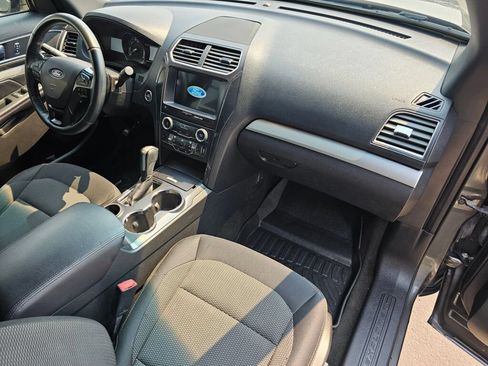 Used 2017 Ford Explorer XLT FWD image 12