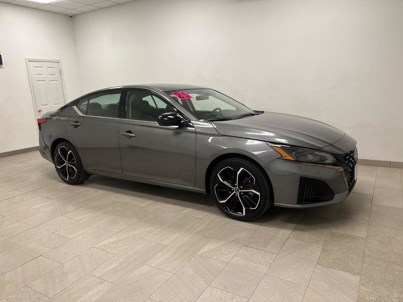 Used 2025 Nissan Altima 2.5 SR FWD image 11