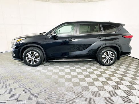Used 2023 Toyota Highlander XLE AWD/4WD image 6