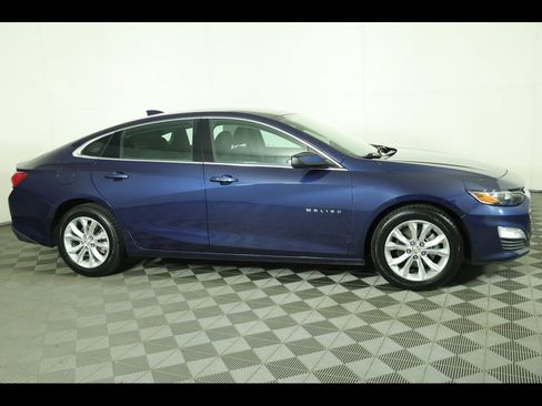 Used 2022 Chevrolet Malibu LT image 2