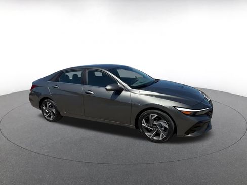 Used 2025 Hyundai Elantra SEL FWD image 2