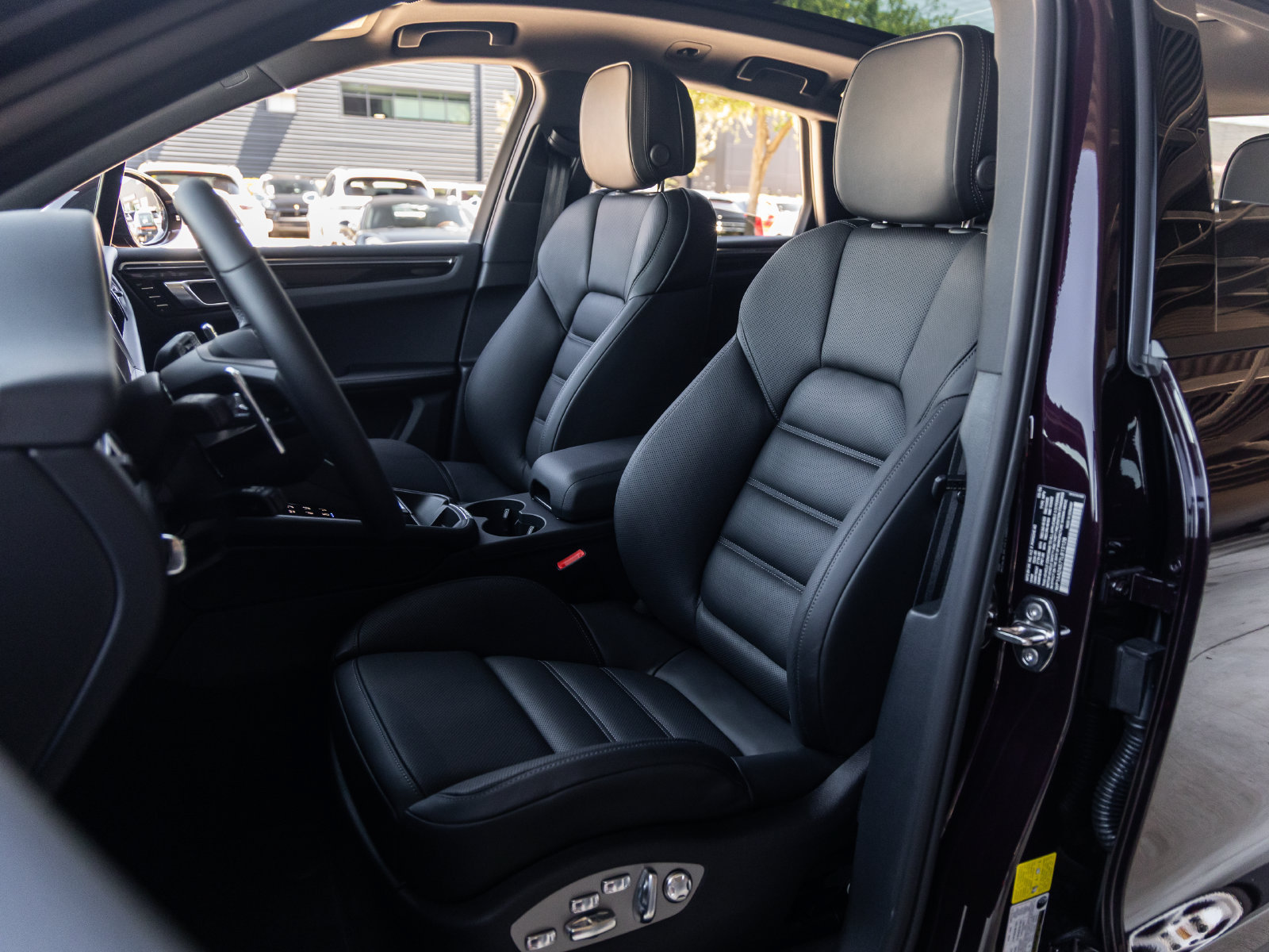 Certified 2026 Porsche Macan AWD/4WD image 5