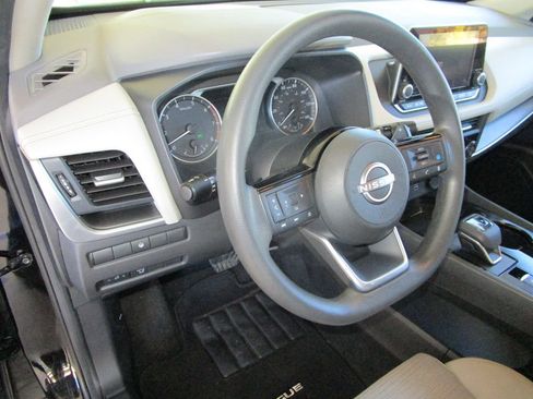 Used 2023 Nissan Rogue SV image 17