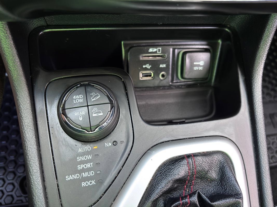 Used 2015 Jeep Cherokee Trailhawk w/ Cold Weather Group AWD/4WD image 25