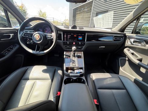Certified 2024 Porsche Macan image 18