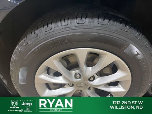Used 2025 Chrysler Pacifica Select AWD/4WD image 11