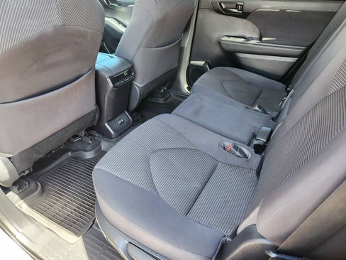 Used 2021 Toyota Highlander LE AWD/4WD image 16