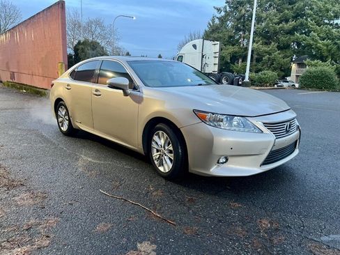 Used 2014 Lexus ES 300h w/ Luxury Package w/Bamboo Trim FWD image 2