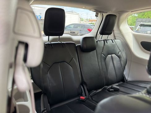 Used 2023 Chrysler Pacifica Touring-L FWD image 16