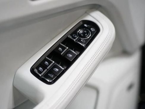 Used 2018 Porsche Macan Turbo AWD/4WD image 13