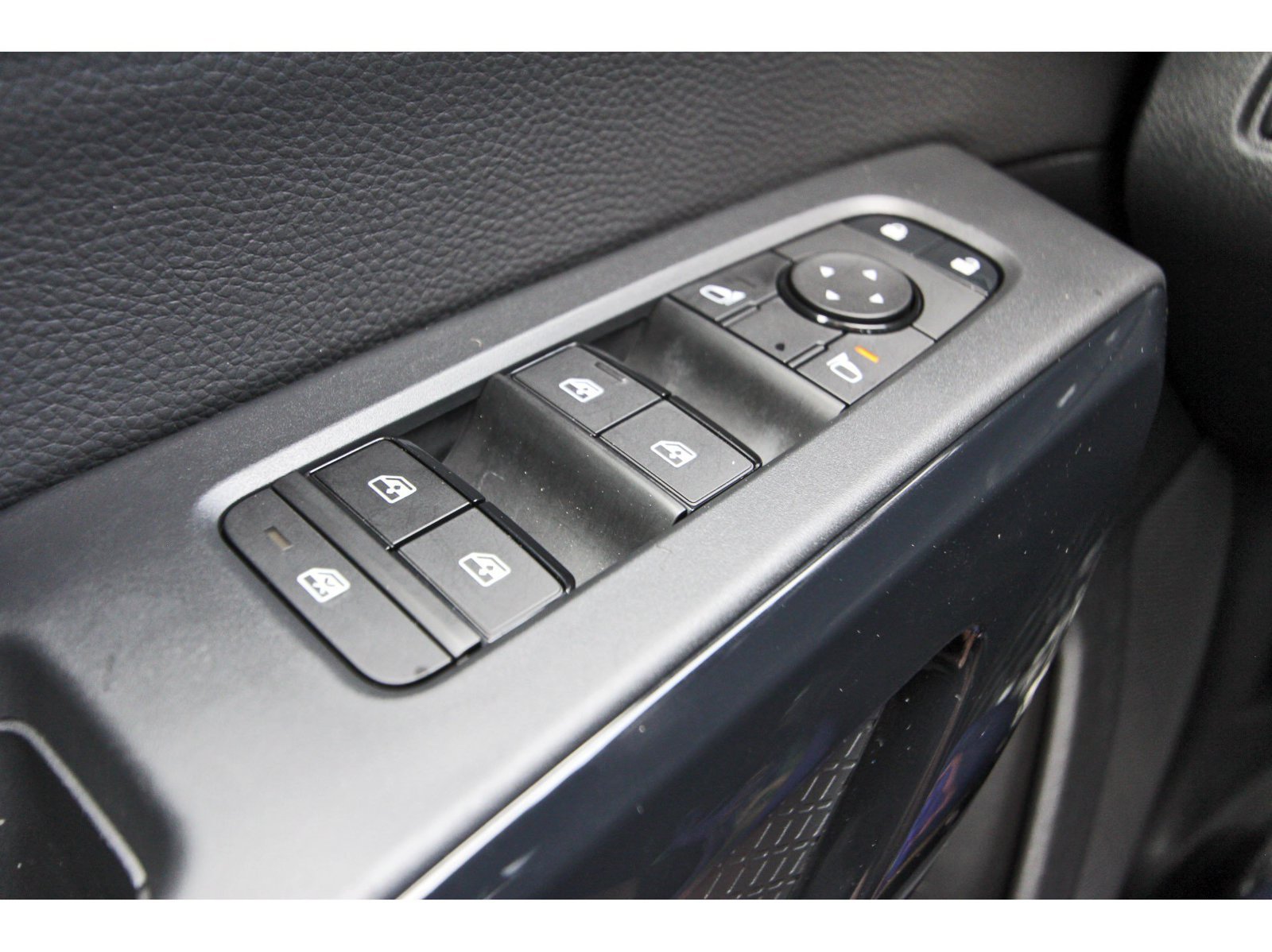 Certified 2025 Nissan Pathfinder SV FWD image 24