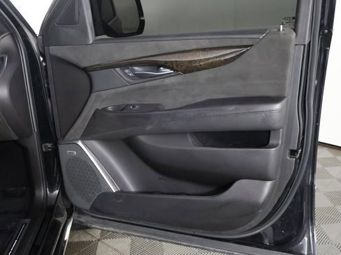 Used 2016 Cadillac Escalade Platinum image 29