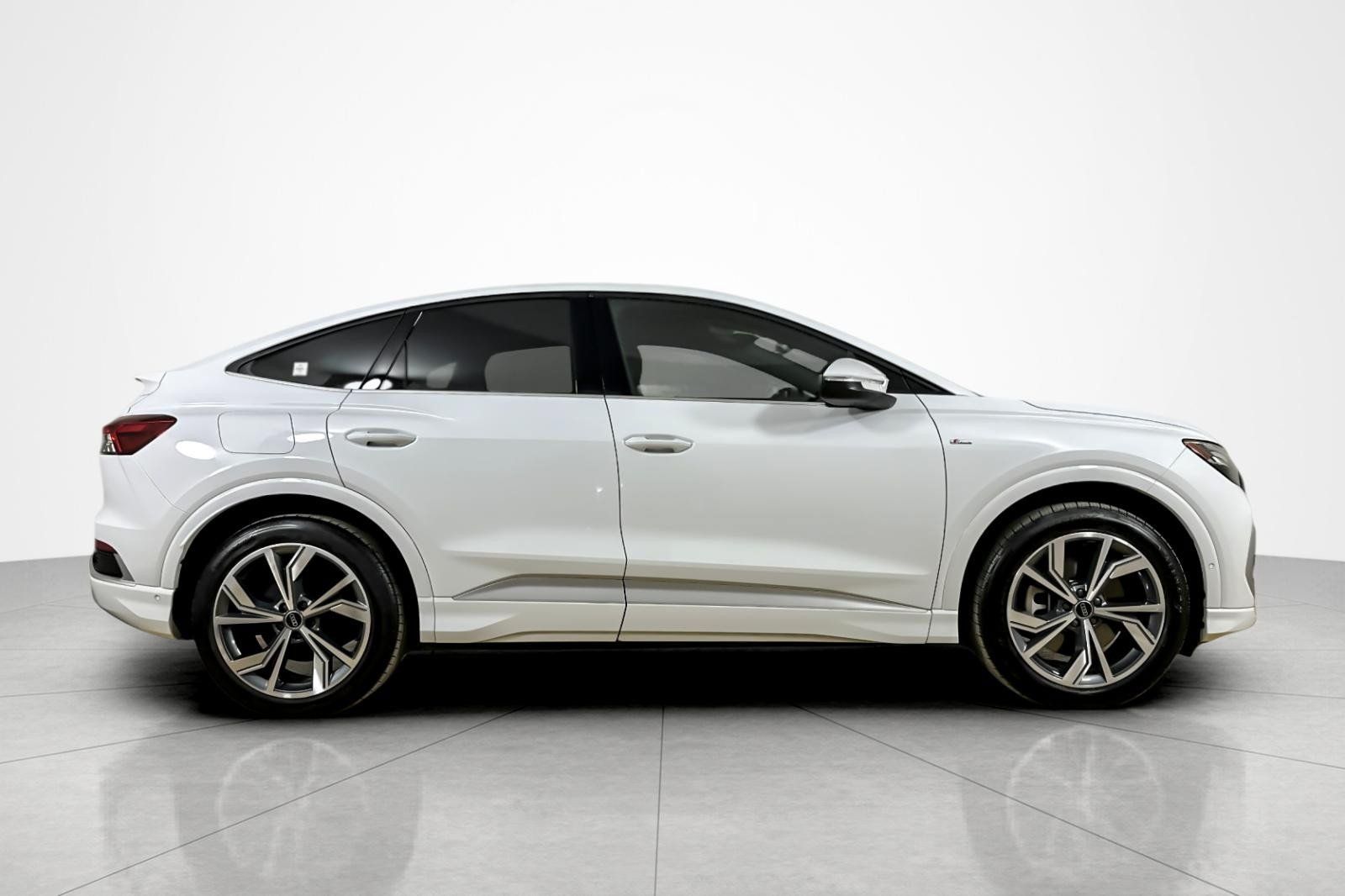 Used 2024 Audi Q4 e-tron Prestige AWD/4WD image 6
