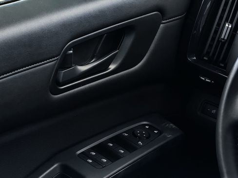 Used 2025 Nissan Pathfinder SV image 39