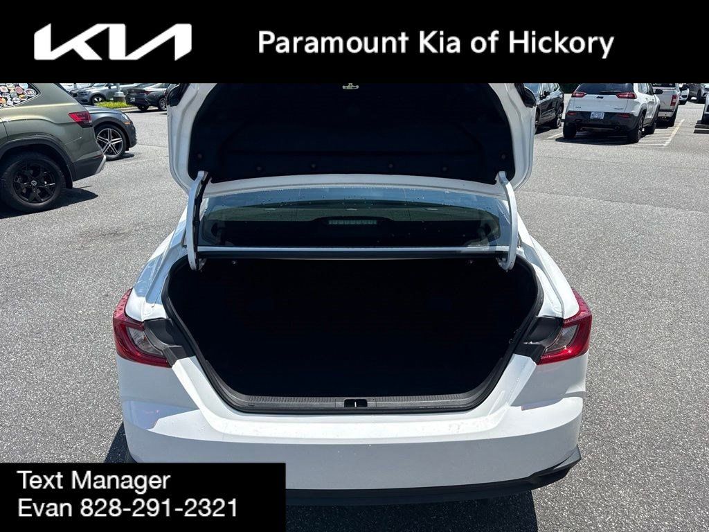 Used 2025 Toyota Camry SE FWD image 10