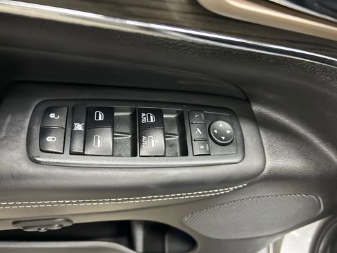 Used 2017 Jeep Grand Cherokee Overland image 9