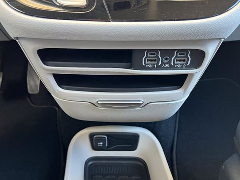 Used 2024 Chrysler Pacifica Touring-L FWD image 29