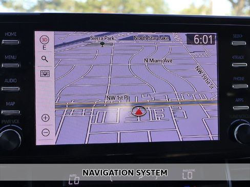 Used 2023 Toyota Sienna Limited FWD image 3