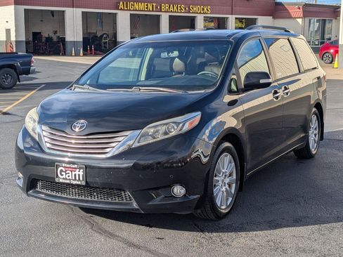 Used 2017 Toyota Sienna Limited Premium image 10