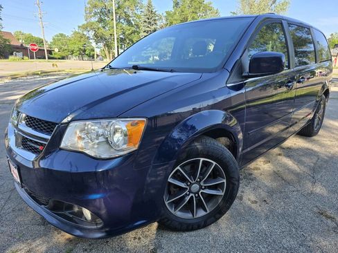 Used 2017 Dodge Grand Caravan SXT image 1