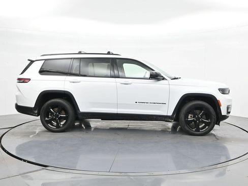 Used 2023 Jeep Grand Cherokee L Limited w/ Black Appearance Package AWD/4WD image 4