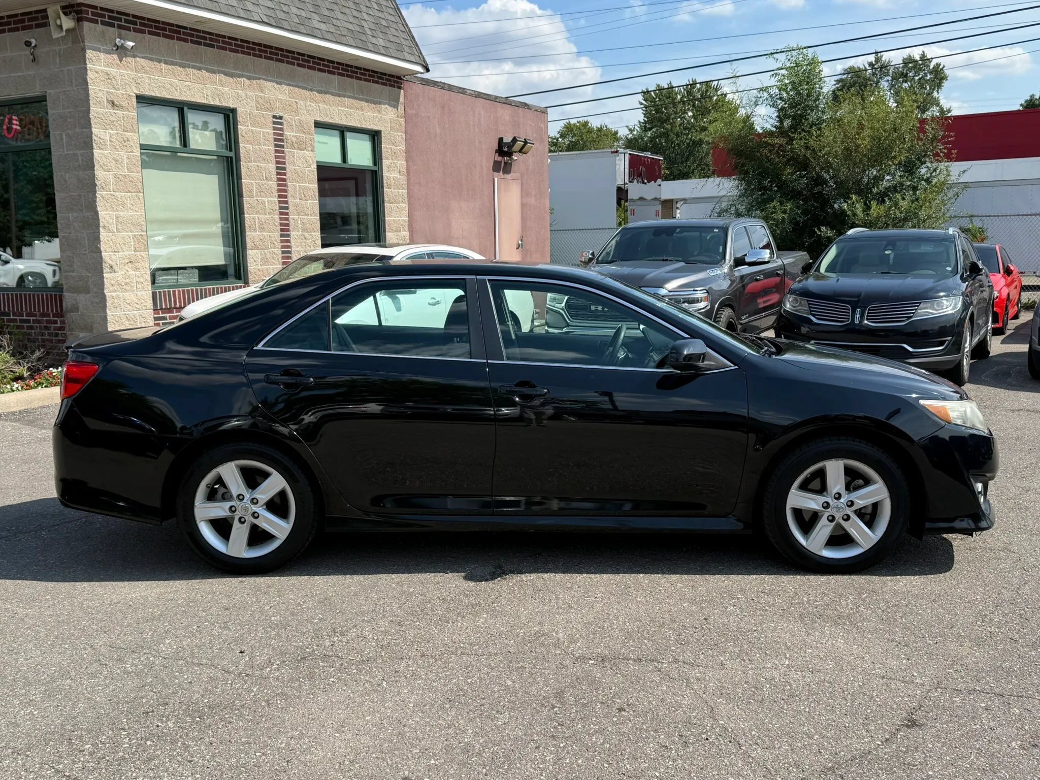 Used 2014 Toyota Camry SE FWD image 4