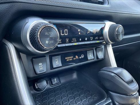 Used 2021 Toyota RAV4 XLE w/ Convenience Package FWD image 14