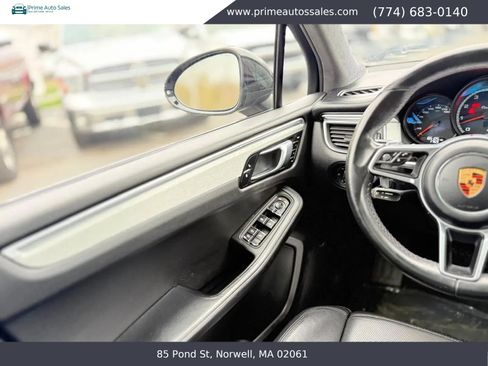 Used 2018 Porsche Macan Turbo AWD/4WD image 31
